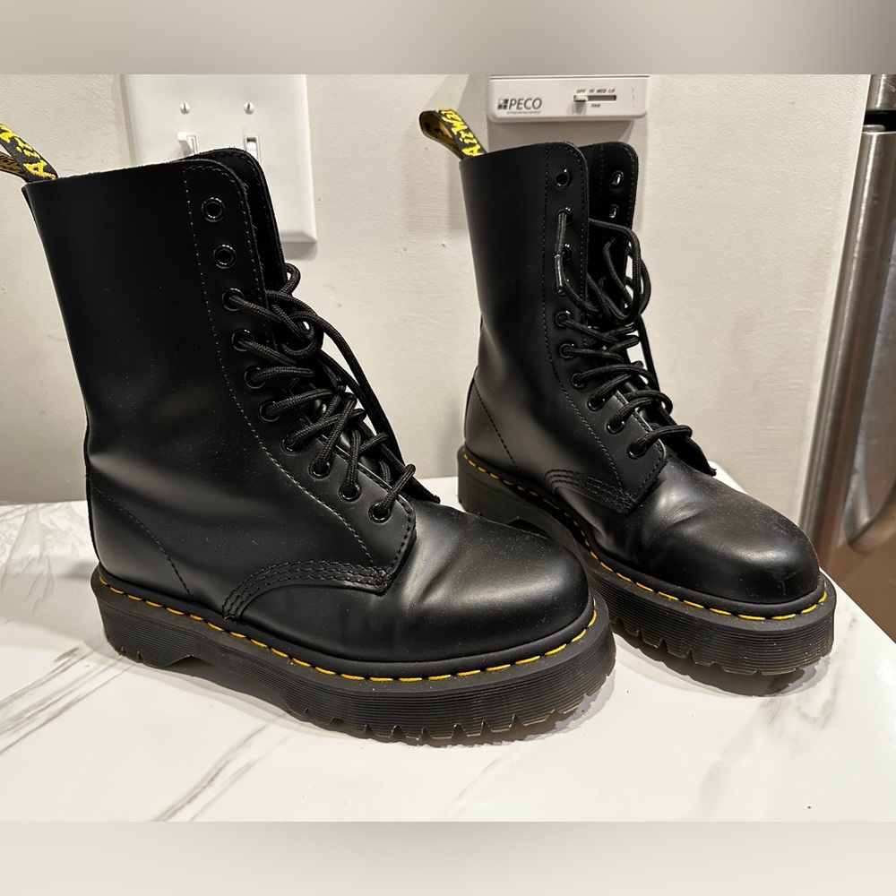 Dr martens, slightly new ! Only used twice !!